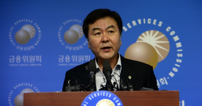 신제윤(정무직공무원/전행정공무원/금융위원회위원장)
Financial authorities on Wednesday publicized an undated project to privatize Woori Financial Group, which features three separate auctions by dividing the group’s 14 units into three packages.