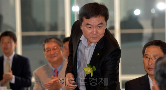 신제윤 금융위원장이 27일 오전 서울 프라자호텔에서 열린 21세기 금융비전포럼에 참석해 '금융정책 방향과 새로운 금융비전' 이라는 주제로 강연하러 단상으로 가고 있다.<br />김명섭 기자 msiron@heraldcorp.com