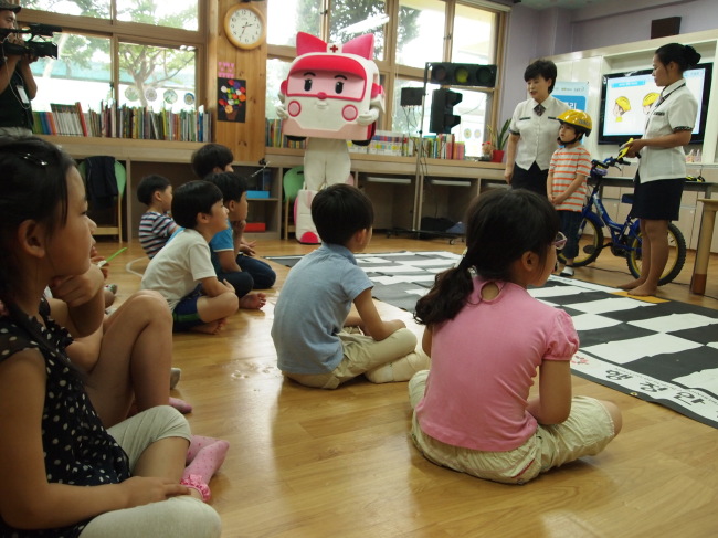 윤영미 전국어머니안전지도자중앙회 상임부회장이 지난 26일 서울 서대문구 북성초등학교에서 열린 현대차 로보카 폴리 교통안전 교실에서 어린이들과 함께 교통안전 교육을 진행하고 있다. [사진제공=현대자동차]
윤영미 전국어머니안전지도자중앙회 상임부회장이 지난 26일 서울 서대문구 북성초등학교에서 열린 현대차 로보카 폴리 교통안전 교실에서 어린이들과 함께 교통안전 교육을 진행하고 있다. [사진제공=현대자동차]