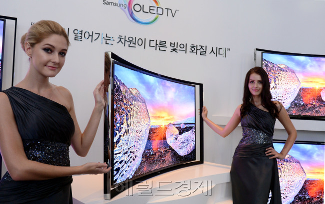 27일 오전 삼성전자 서초사옥에서 2013 삼성전자 하반기 TV전략제품 발표회가 열리는 가운데 모델들이 OLED TV를 선보이고 있다./안훈기자 rosedale@ 2013.06.27
27일 오전 삼성전자 서초사옥에서 2013 삼성전자 하반기 TV전략제품 발표회가 열리는 가운데 모델들이 OLED TV를 선보이고 있다./안훈기자 rosedale@ 2013.06.27
27일 오전 삼성전자 서초사옥에서 2013 삼성전자 하반기 TV전략제품 발표회가 열리는 가운데 모델들이 OLED TV를 선보이고 있다./안훈기자 rosedale@ 2013.06.27
27일 오전 삼성전자 서초사옥에서 2013 삼성전자 하반기 TV전략제품 발표회가 열리는 가운데 모델들이 OLED TV를 선보이고 있다./안훈기자 rosedale@ 2013.06.27
삼성전자 모델이 27일 서울 서초사옥에서 55인치 커브드(곡면) OLED TV를 선보이고 있다. 이 제품은 지난 1월 미국 라스베이거스에서 열린 가전쇼 ‘CES 2013’에서 최초 공개됐으며, 6개월 만에 국내 시장에 출시됐다.  안훈 기자/rosedale@heraldcorp.com
삼성전자 모델이 27일 서울 서초사옥에서 55인치 커브드(곡면) OLED TV를 선보이고 있다. 이 제품은 지난 1월 미국 라스베이거스에서 열린 가전쇼 ‘CES 2013’에서 최초 공개됐으며, 6개월 만에 국내 시장에 출시됐다.  안훈 기자/rosedale@heraldcorp.com