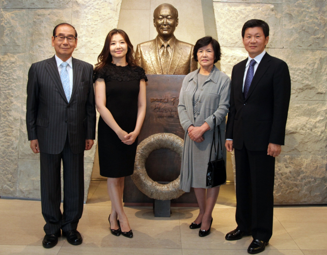 Jeannie Suk (second from left), Korean-American professor at Harvard Law School, poses with Kim Jin-hyun (left), head of the Pony Chung Foundation, Park Young-ja, wife of the late Hyundai Development Co. honorary chairman Chung Se-yung, and company chairman Chung Mong-gyu after winning the foundation’s innovation award on Thursday.   Pony Chung Foundation