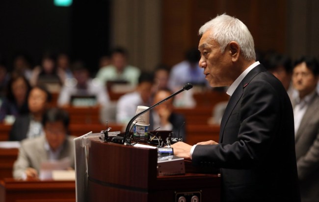 김한길(국회의원/민주당국회의원/민주당당대표)
Democratic Party Chairman Kim Han-gil speaks during a general meeting of party lawmakers at the National Assembly in Seoul on Thursday. (Yonhap News)