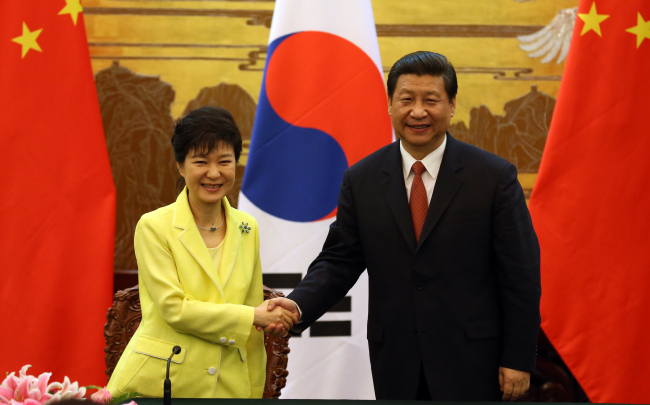 President Park Geun-hye shakes hands with Chinese President Xi Jinping during their news conference in Beijing on Thursday.   Yonhap News