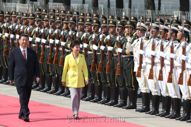 President Park Geun-hye and her Chinese counterpart Xi Jinping inspect honor guards at the Great Hall of the People in Beijing on Thursday. (Yonhap News)