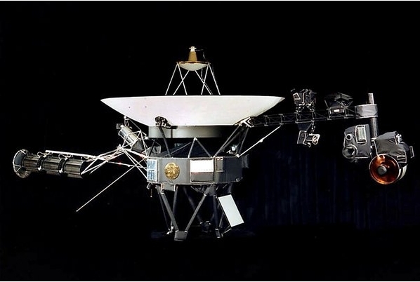 미국항공우주국(NASA)이 지난 2002년 공개한 ‘보이저호’의 모습. 1977년 발사된 ‘보이저1호’는 35년째 날아 태양계의 끄트머리에 도달한 것으로 알려졌다.
[사진제공=NASA]