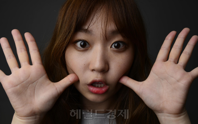 諛⑹넚???댁뒳湲? 諛뺥빐臾?湲곗옄/mook@heraldcorp.com
諛⑹넚???댁뒳湲? 諛뺥빐臾?湲곗옄/mook@heraldcorp.com
‘SNL코리아’의 연기만으로 대중적인 주목도와 인지도가 생긴 김슬기. 그의 연기는 거침없고 능청맞고 자연스럽다. 박해묵 기자/mook@