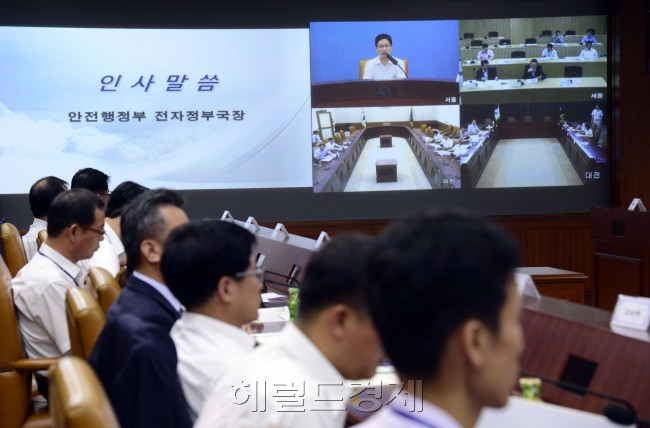 안정행정부가 28일 오전 정부서울청사 영상회의실에서 세종, 대전, 과천청사와 영상회의 활성화 정책공유 워크샵을 가지고 있다.박해묵 기자/mook@heraldcorp.com
안정행정부가 28일 오전 정부서울청사 영상회의실에서 세종, 대전, 과천청사와 영상회의 활성화 정책공유 워크샵을 가지고 있다.박해묵 기자/mook@heraldcorp.com
