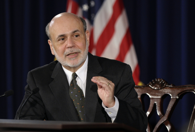 <YONHAP PHOTO-1241> FILE - In this June 19, 2013 file photo, Federal Reserve Chairman Ben Bernanke speaks during a news conference in Washington. A majority of the more than two dozen economists polled in an Associated Press survey late last week agree with the Fed's plan to start slowing its bond purchases later this year if the U.S. economy continues to strengthen. Higher long-term rates will likely result. (AP Photo/Susan Walsh, File)/2013-06-25 15:13:37/ <저작권자 ⓒ 1980-2013 ㈜연합뉴스. 무단 전재 재배포 금지.>
U.S. Fed chief Ben Bernanke   AP-Yonhap News