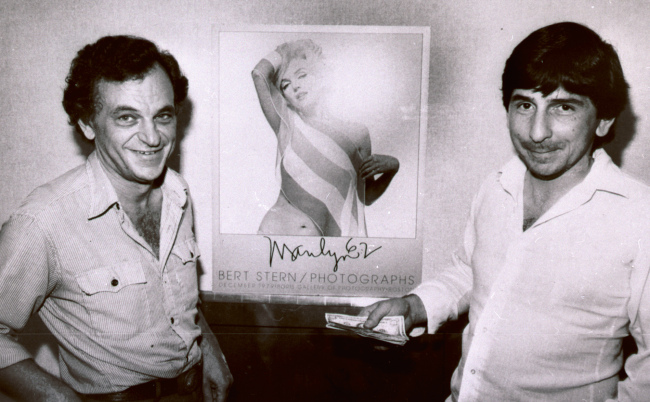 In this Aug. 13, 1981 file photo, John Vassos (right), accepts a $5,000 reward from photographer Bert Stern, in New York, after returning Stern’s pictures of actress Marilyn Monroe which were stolen earlier in the year. AP-Yonhap News