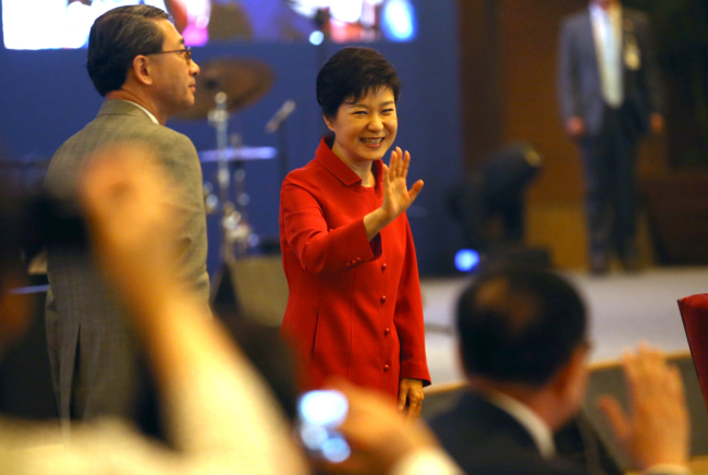 박근혜(대통령)
<YONHAP PHOTO-0511> 한ㆍ중 경제인들에게 인사하는 박 대통령 (베이징=연합뉴스) 도광환 기자 = 박근혜 대통령이 중국 국빈 방문 둘째날인 28일 오전 베이징 댜오위타이에서 열린 한ㆍ중 비즈니스 포럼에 참석, 연설을 마친뒤 양국 경제인들에게 손을 들어 인사하고 있다. 2013.6.28 dohh@yna.co.kr/2013-06-28 12:58:46/ <저작권자 ⓒ 1980-2013 ㈜연합뉴스. 무단 전재 재배포 금지.>