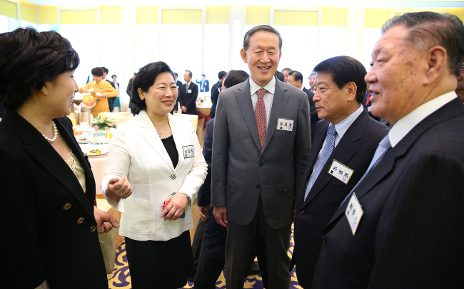 Business leaders accompanying President Park Geun-hye in her visit to China talk at a breakfast meeting at Diaoyutai Hotel in Beijing on Friday. From left are Korea Business Women’s Federation chairwoman Kim Soon-ok, Hyundai Group chairwoman Hyun Jeong-eun, GS Group chairman and Federation of Korean Industries chairman Huh Chang-soo, Korea Small and Medium Industry Promotion Association chairman Park Sang-hee, and Hyundai Motor Group chairman Chung Mong-koo.   Yonhap News