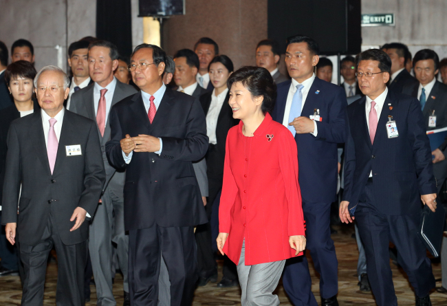 박근혜(대통령)
President Park Geun-hye enters a meeting with business leaders from Korea and China, including Korea Chamber of Commerce and Industry chairman Sohn Kyung-shik (left), in Beijing on Friday.   Yonhap News