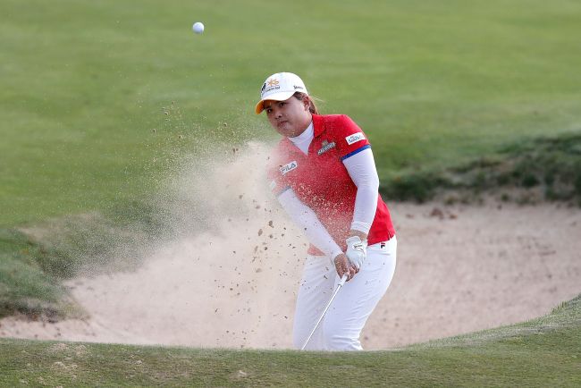 Korea’s Park In-bee plays a shot on the 18th green on Saturday.
AFP-Yonhap News