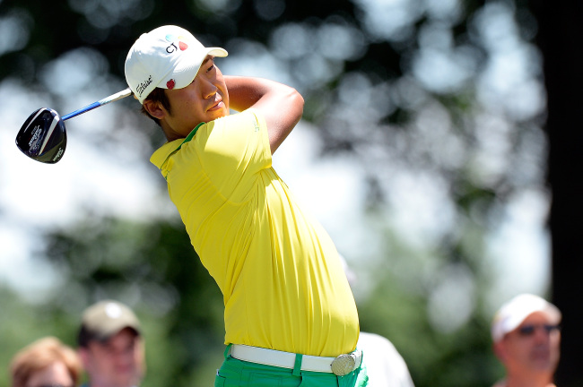 LEE FLIPS BIRD: After firing long with his approach shot on the 12th hole at Congressional, Lee Dong-hwan, apparently reacting to a fan in the gallery, flashed his middle finger toward the crowd. The gesture was caught by CBS’ cameras.   AFP-Yonhap News