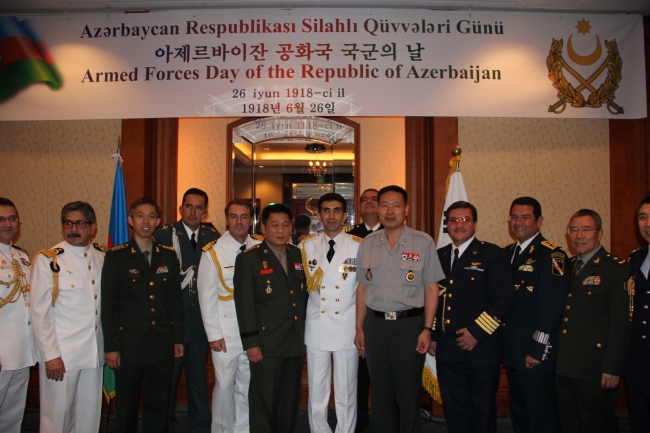 Commander Elchin Jafarov (center), the Azerbaijani Embassy’s military attach, poses for a group photo with other military officers during a reception marking the 95th Armed Forces Day of Azerbaijan at a hotel in Seoul on Tuesday.   Azerbaijani Embassy