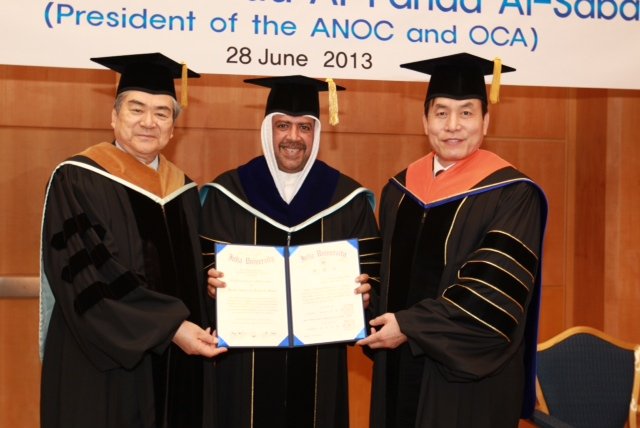 Sheikh Ahmad Al-Fahad Al-Sabah (center), chairman of the Olympic Council of Asia, poses with Cho Yang-ho (left), head of Inha Foundation and chairman of Hanjin Group, and Inha University president Park Choon-bae after receiving an honorary doctorate in politics from the university on Friday.   OCA photograper Kim Min-jae