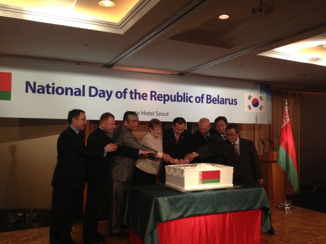Belarusian Ambassador to Korea Natallia Zhylevic (center) is joined by Korean government VIPs and other foreign envoys in a cake-cutting ceremony during a reception celebrating the country’s National Day at a hotel in Seoul on Tuesday.   Philip Iglauer/The Korea Herald