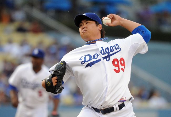 Dodgers starting pitcher Ryu Hyun-jin delivers against the Philadelphia Phillies on Saturday.   AFP-Yonhap News