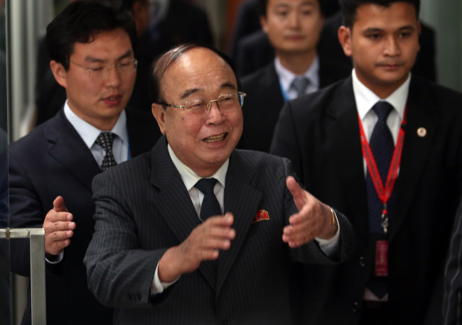 North Korean Foreign Minister Pak Ui-chun (center) arrives in Brunei, Sunday, to attend the ASEAN foreign ministers meeting.   Yonhap News