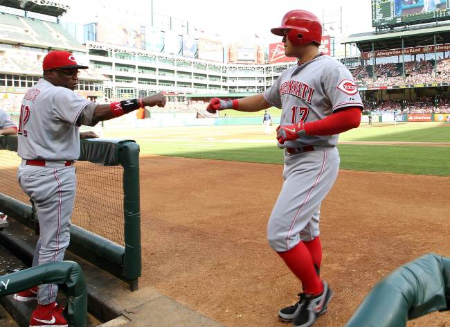 Reds center fielder Choo Shin-soo (right) is congratulated by manager Dusty Baker after his leadoff homer on Saturday. The Korean went 3 for 4 with two walks.   AFP-Yonhap News
