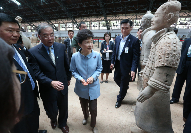 박근혜(대통령)
South Korean President Park Geun-hye looks around the mausoleum of Qin Shi Huang, the first emperor of unified China, in the ancient city of Xian on Sunday.   Yonhap News