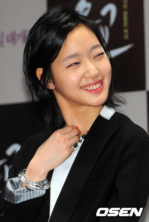 김고은(영화배우)
지난 해 영화 ‘은교’(감독 정지우)로 데뷔한 김고은이 29일(현지시각) 뉴욕 링컨 센터(Film Society of Lincoln Center)에서 열린 ‘2013 뉴욕 아시안 영화제(NEW YORK ASIAN FILM FESTIVAL 2013)’ 아시아 스타상(Star Asia Award)부문에서 ‘라이징 스타상(Rising Star Award)’을 받았다.