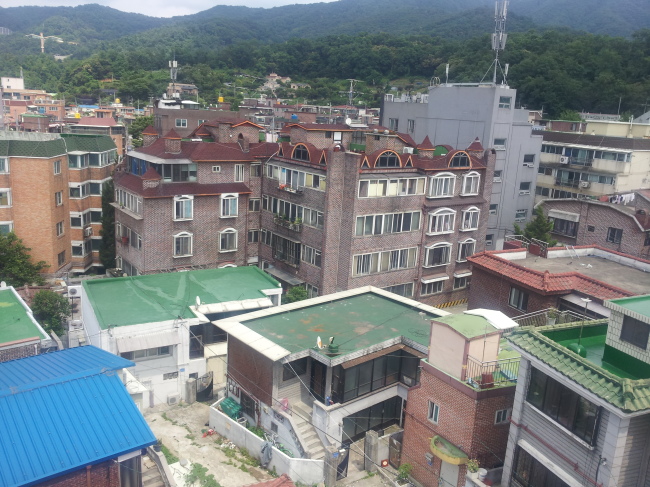 최근 위례신도시 아파트의 분양 성공으로 인근에 위치한 마천뉴타운에 투자자들이 몰리는 반면 주민 반대로 뉴타운에서 일부 해제된 천호뉴타운은 썰렁한 분위기가 지속되는 등 서울 강남권 뉴타운간 희비가 엇갈리고 있다.