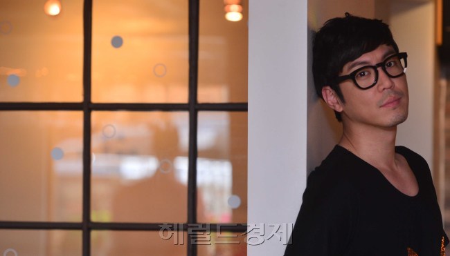 배우 최원영 인터뷰.<br />이상섭 기자. babtong@heraldcorp.com 2013.06.28
배우 최원영 인터뷰.
이상섭 기자. babtong@heraldcorp.com 2013.06.28
최원영은 최근 종영한 MBC ‘백년의 유산’에서 한쪽으로만 돌진하는 돈키오테와 인간적인 순수함을 아울러 지닌 새로운 마마보이 캐릭터를 만들어내 크게 주목받았다.  이상섭 기자/babtong@