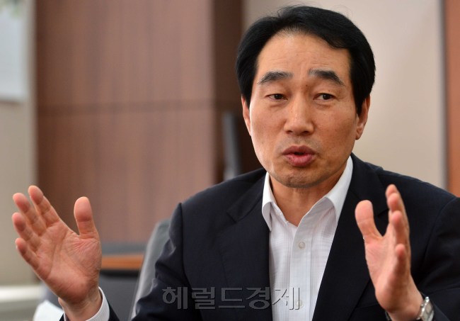 최흥집 강원랜드 대표 인터뷰.<br />이상섭 기자. babtong@heraldcorp.com 2013.06.26
최흥집 강원랜드 대표 인터뷰.
이상섭 기자. babtong@heraldcorp.com 2013.06.26
취임 2주년을 맞는 최흥집 강원랜드 사장은 국내 유일의 사계절 종합 리조트 조성 등을 통해 ‘주주 가치 제고’와 ‘지역경제 활성화’라는 두 마리 토끼를 잡기 위해 심혈을 기울이겠다고 밝혔다.  이상섭 기자/babtong@heraldcorp.com