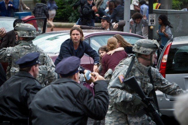 브래드피트(BradPitt/영화배우)
브랜드 피트 주연의 좀비 재난 영화 ‘월드워Z’(감독 마크 포스터)가 무서운 기세로 개봉 2주 연속 주말 흥행순위 1위를 달렸다. ‘월드워Z’는 지난 6월 28~30일 주말 사흘간 전국 극장가에서 총 93만3807명(이하 영화관입장권통합전산망)을 동원하며 2주 내리 박스오피스 정상에 올랐다.