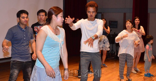 30일 오후 성동청소년수련관 무지개극장에서 외국인근로자들의 숨은 매력과 한국어실력을 뽐내는 제 23회 성동외국인근로자센터 발표회가 열렸다. 이번 발표회는 지난한학기동안 외국인근로자들이과 다문화어린이들이 성동외국인근로자센터를 통해 배운 한국어와 컴퓨터실력을 뽐내는 행사이다.<br />이상섭 기자. babtong@heraldcorp.com 2013.06.30
30일 오후 성동청소년수련관 무지개극장에서 외국인근로자들의 숨은 매력과 한국어실력을 뽐내는 제 23회 성동외국인근로자센터 발표회가 열렸다. 이번 발표회는 지난한학기동안 외국인근로자들이과 다문화어린이들이 성동외국인근로자센터를 통해 배운 한국어와 컴퓨터실력을 뽐내는 행사이다.
이상섭 기자. babtong@heraldcorp.com 2013.06.30
30일 오후 성동청소년수련관 무지개극장에서 외국인근로자들의 숨은 매력과 한국어실력을 뽐내는 제 23회 성동외국인근로자센터 발표회가 열렸다. 이번 발표회는 지난한학기동안 외국인근로자들이과 다문화어린이들이 성동외국인근로자센터를 통해 배운 한국어와 컴퓨터실력을 뽐내는 행사이다.
이상섭 기자. babtong@heraldcorp.com 2013.06.30