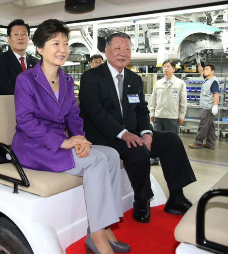 박근혜(좌부터/대통령),정몽구(기업인/현대기아자동차그룹대표이사회장)
박근혜 대통령은 중국 국빈 방문 기간이던 지난달 29일 한ㆍ중 민간 경제투자 협력의 대표적 성공 사례로 평가받고 있는 현대차 중국 공장을 직접 찾아 현지 생산 라인을 둘러보고 근로자들을 격려했다. 베이징시 순이구에 위치한 현대차 중국 공장에 도착한 박 대통령은 정몽구 현대차그룹 회장을 비롯한 현지 임직원들의 영접을 받았다.