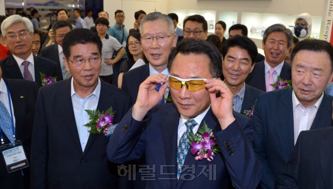 국제안전보건전시회가 1일 오전 서울 삼성동 코엑스에서 개맥돼 방하남 고용노동부장관이 보호 안경을 써보고 있다.<br />김명섭 기자 msiron@heraldcorp.com
국제안전보건전시회가 1일 오전 서울 삼성동 코엑스에서 개맥돼 방하남 고용노동부장관이 보호 안경을 써보고 있다.
김명섭 기자 msiron@heraldcorp.com