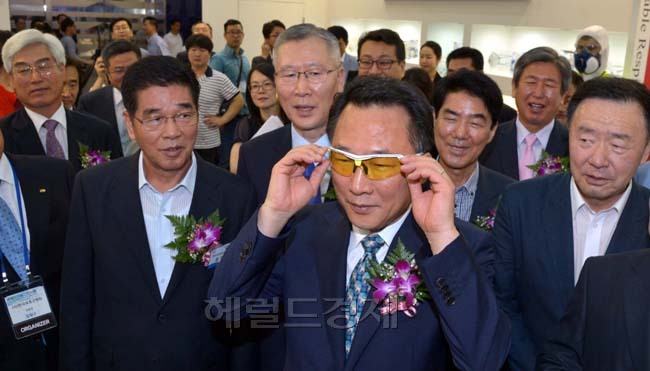 방하남(정무직공무원/전연구인/고용노동부장관)
국제안전보건전시회가 1일 오전 서울 강남구 삼성동 코엑스에서 개맥돼 방하남 고용노동부장관이 보호 안경을 써보고 있다.