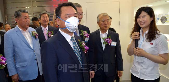 방하남(정무직공무원/전연구인/고용노동부장관)
국제안전보건전시회가 1일 오전 서울 삼성동 코엑스에서 개맥돼 방하남 고용노동부장관이 안전 장비를 둘러보고 있다.