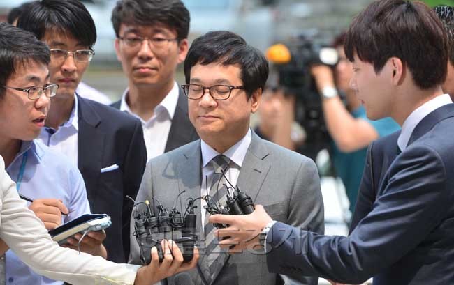 이재현(기업인/CJ그룹대표이사회장/CJ제일제당대표이사)
1일 오전 수백억 원의 조세포탈과 배임, 횡령등의 혐의를 받고 있는 이재현 CJ그룹회장이 김우수 영장전담부장판사의 심리로 열릴 영장실질심사를 받기 위해 중앙지법으로 걸어들어가고 있다.