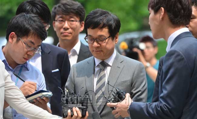 이재현(기업인/CJ그룹대표이사회장/CJ제일제당대표이사)
1일 오전 수백억 원의 조세포탈과 배임, 횡령등의 혐의를 받고 있는 이재현 CJ그룹회장이 김우수 영장전담부장판사의 심리로 열릴 영장실질심사를 받기 위해 중앙지법으로 걸어들어가고 있다.