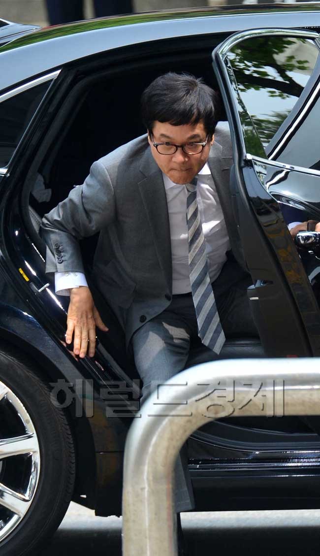 이재현(기업인/CJ그룹대표이사회장/CJ제일제당대표이사)
1일 오전 수백억 원의 조세포탈과 배임, 횡령등의 혐의를 받고 있는 이재현 CJ그룹회장이 김우수 영장전담부장판사의 심리로 열릴 영장실질심사를 받기 위해 중앙지법으로 걸어들어가고 있다.