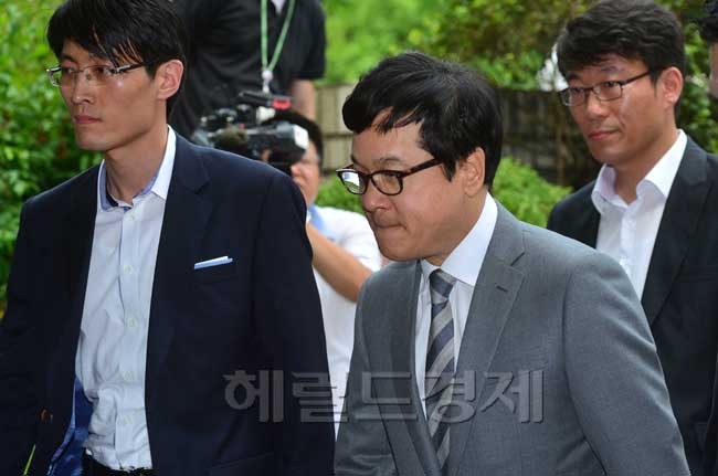 이재현(기업인/CJ그룹대표이사회장/CJ제일제당대표이사)
1일 오전 수백억 원의 조세포탈과 배임, 횡령등의 혐의를 받고 있는 이재현 CJ그룹회장이 김우수 영장전담부장판사의 심리로 열릴 영장실질심사를 받기 위해 중앙지법으로 걸어들어가고 있다.