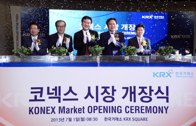 Shin Je-yoon (center), chairman of the Financial Services Commission, attends the KONEX market opening ceremony in Seoul on Monday.   Park Hae-mook/The Korea Herald
