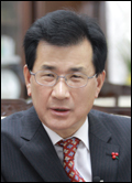 이시종(광역단체장/전국회의원/충청북도도지사)
충청북도(도지사 이시종·사진)는 여름 휴가철이 가까워옴에 따라 국내 관광객들이 휴가지로 충북을 많이 찾도록 오토캠핑장과 체험마을 등을 중심으로 집중 홍보를 펼칠예정이라고 1일 밝혔다.
