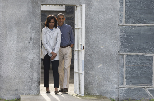 미셸오바마(좌부터/MichelleObama/변호사/영부인),버락오바마(BarackObama/정치인/미국대통령)
U.S. President Barack Obama (right) and first lady Michelle Obama tour Robben Island in South Africa on Sunday.   AP-Yonhap News