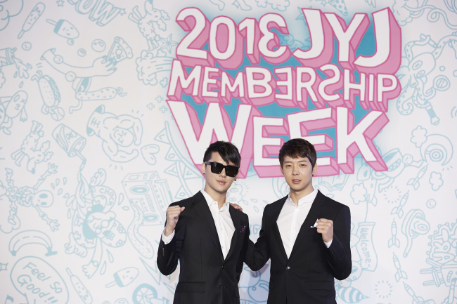 준수(좌부터/김준수/가수/뮤지컬배우/JYJ),유천(박유천/가수/탤런트/JYJ)
Kim Jun-su (left) and Park Yu-chun, members of the boy band JYJ, pose at the opening of the “2013 JYJ Membership Week” at SETEC in southern Seoul on Thursday.   Yonhap News
