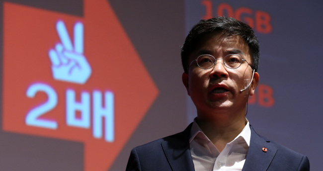 표현명(기업인/KT사장)
KT president Pyo Hyun-myung speaks at a news conference in Seoul on Monday.   Yonhap News