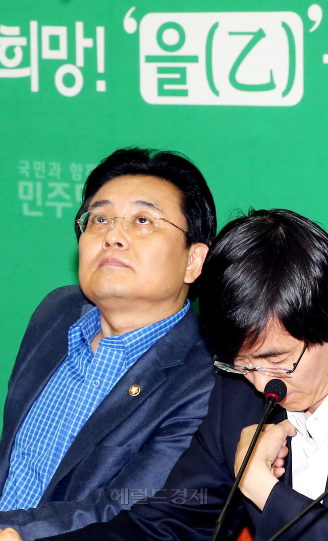 전병헌(국회의원/정당인/민주당원내대표/한국e-Sports협회회장)
전병헌 민주당 원내대표가 1일 국회에서 열린 최고위원회의에서 “NLL 대화록 조작 논란을 마무리 짓는다는 차원에서 부속자료 일체를 열람하자”고 새누리당에 제안하며 생각에 잠겨 있다.
