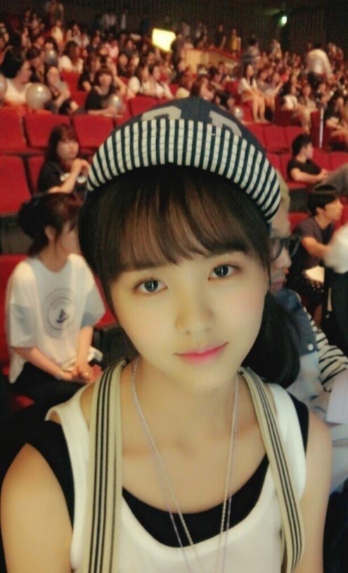 김소현(영화배우/탤런트)
김소현은 지난달 29일 자신의 트위터에 “오늘 하하 오빠와 홍철 오빠! 감사합니다. 너무 너무 재밌었어요. 쇼! 음악중심 파이팅. 민호 오빠도 빨리 돌아오세요”라는 글과 함께 사진을 한 장을 공개했다.