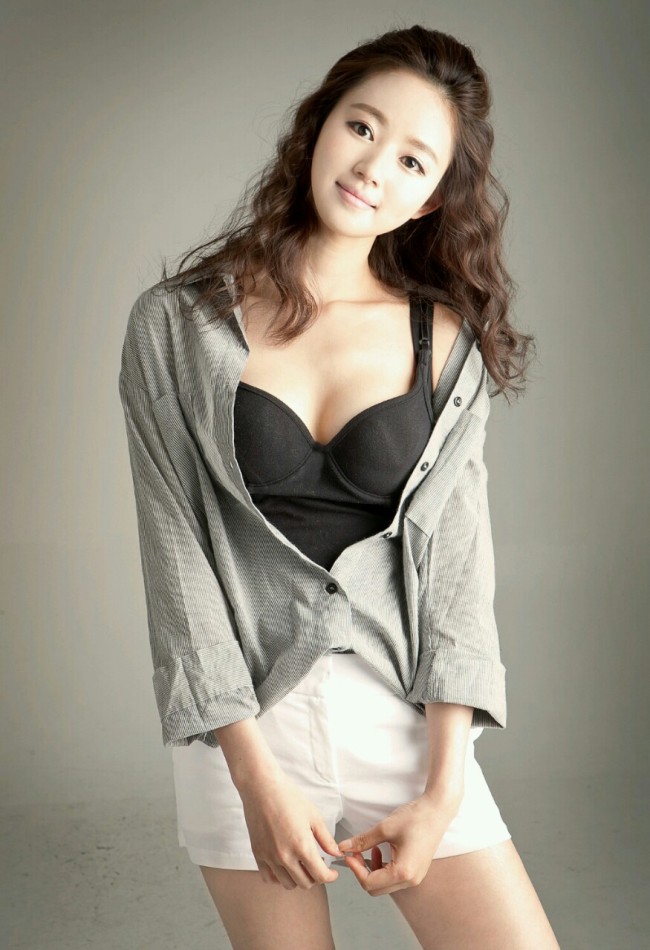임미향(모델)
청순미모 마네킹 각선미를 뽐내는 프로필 화보를 공개한 임미향은 뒤이어 은근 섹시하면서 도발적인 사진을 공개했다
