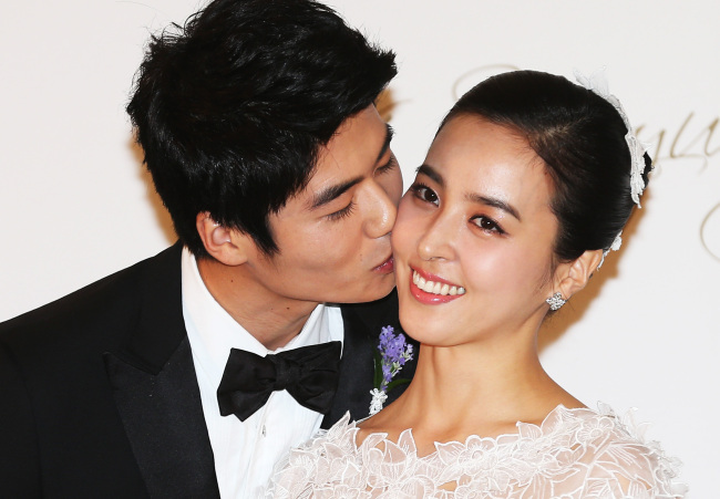 기성용(좌부터/축구선수/스완지시티AFC),한혜진(탤런트/영화배우)
Footballer Ki Sung-yueng and actress Han Hye-jin have tied the knot at the Intercontinental Hotel in southern Seoul, Monday.