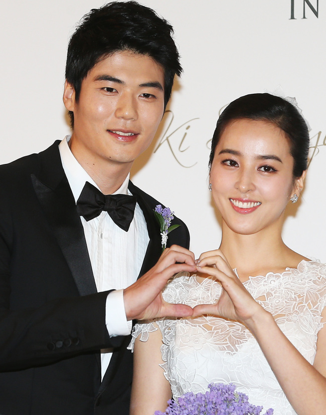 기성용(좌부터/축구선수/스완지시티AFC),한혜진(탤런트/영화배우)
Footballer Ki Sung-yueng and actress Han Hye-jin have tied the knot at the Intercontinental Hotel in southern Seoul, Monday.