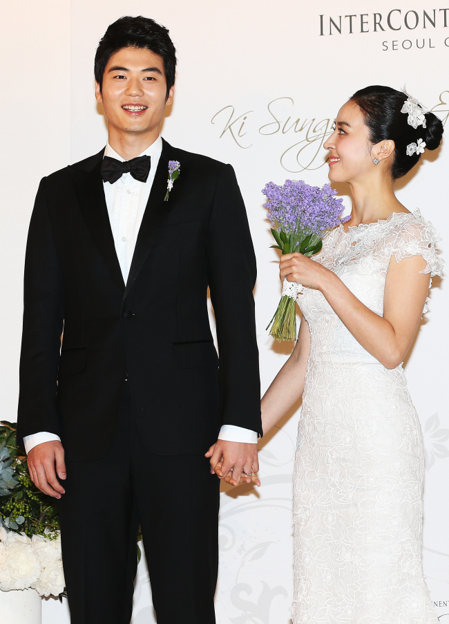기성용(좌부터/축구선수/스완지시티AFC),한혜진(탤런트/영화배우)
Footballer Ki Sung-yueng and actress Han Hye-jin have tied the knot at the Intercontinental Hotel in southern Seoul, Monday.